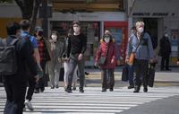 渋谷駅前のスクランブル交差点を歩く人々＝（撮影・堀内翔）