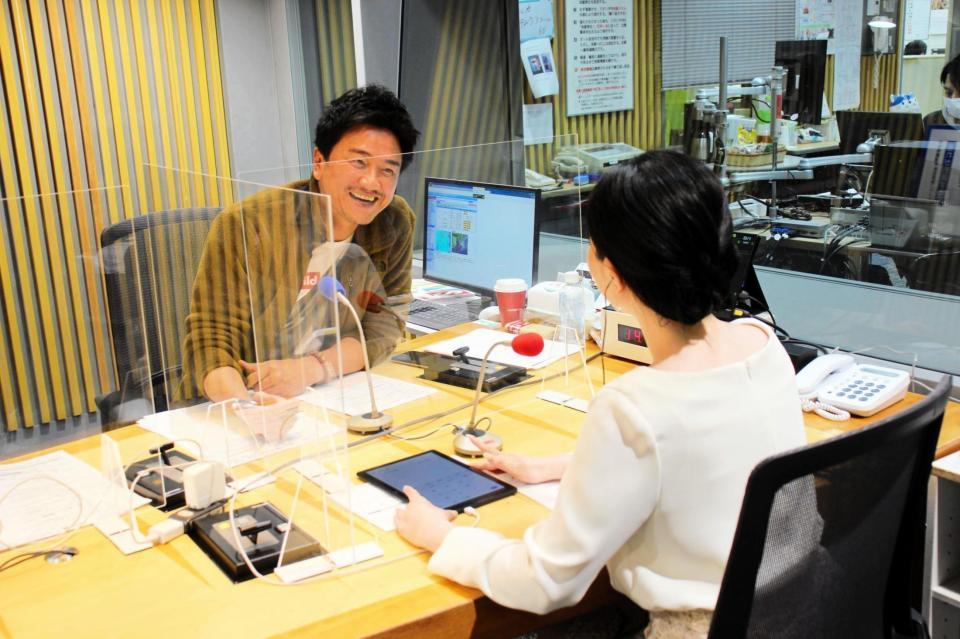 　飛沫を防ぐために、スタジオにはアクリル板を設置＝ニッポン放送