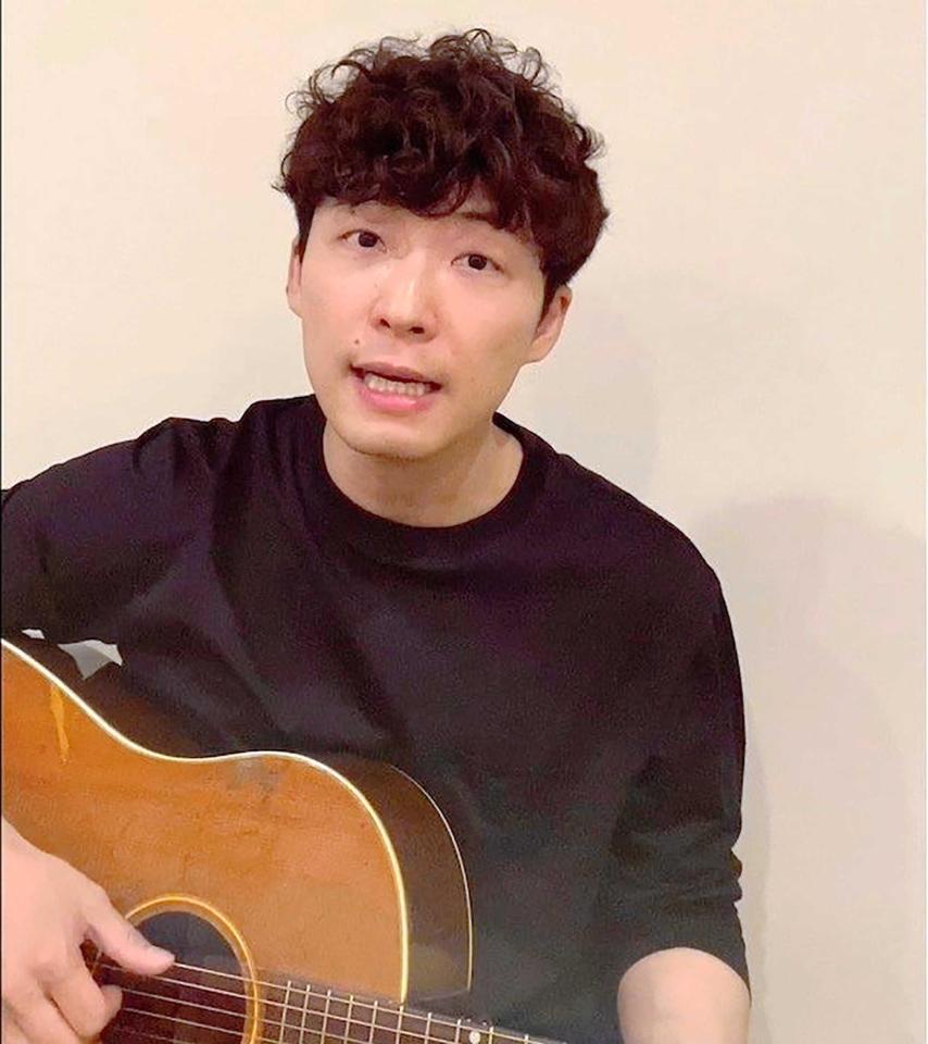 インスタグラムで「うちで踊ろう」を弾き語りする星野源