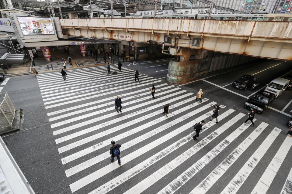 　人通りの少ないＪＲ大阪駅前の横断歩道＝９日午後