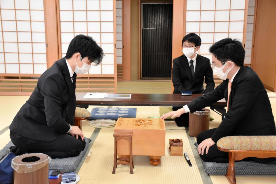 　藤井聡太七段（左）と菅井竜也八段