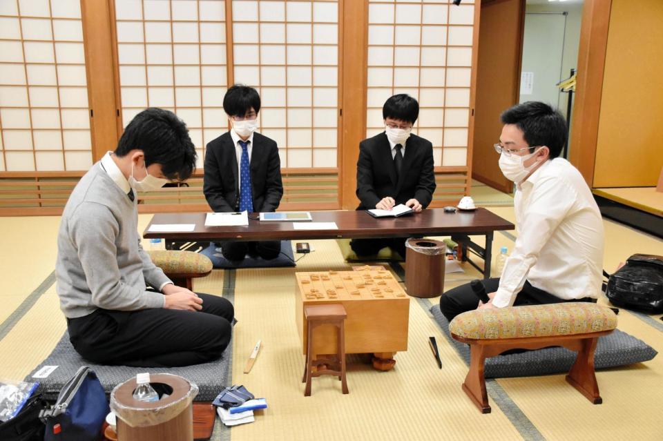 　菅井八段に勝利した藤井七段（左）＝代表撮影：日本将棋連盟