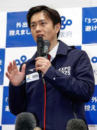 　記者の質問に答える吉村洋文知事＝大阪市
