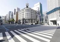 　緊急事態宣言から初の週末を迎えた東京・銀座の街は閑散としていた＝11日午後