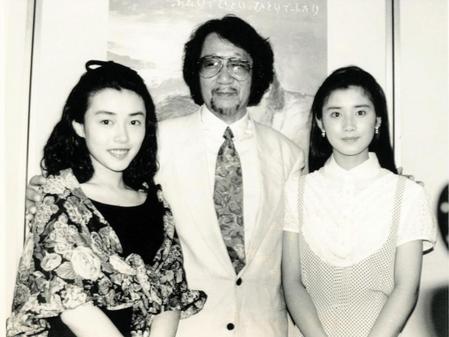 　映画「ふたり」の会見に中嶋朋子（左）、石田ひかり（右）と臨む大林宣彦監督＝９１年