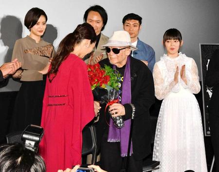 　東京国際映画祭で常盤貴子から花を贈られる＝１７年１０月