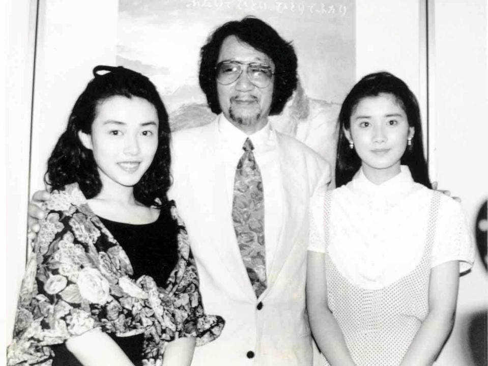 　　映画「ふたり」会見で（左から）中嶋朋子、大林宣彦監督、石田ひかり＝１９９１年