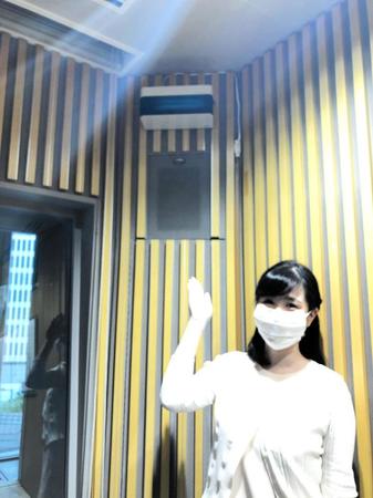 ニッポン放送のスタジオに設置された紫外線照射殺菌装置（中央上）