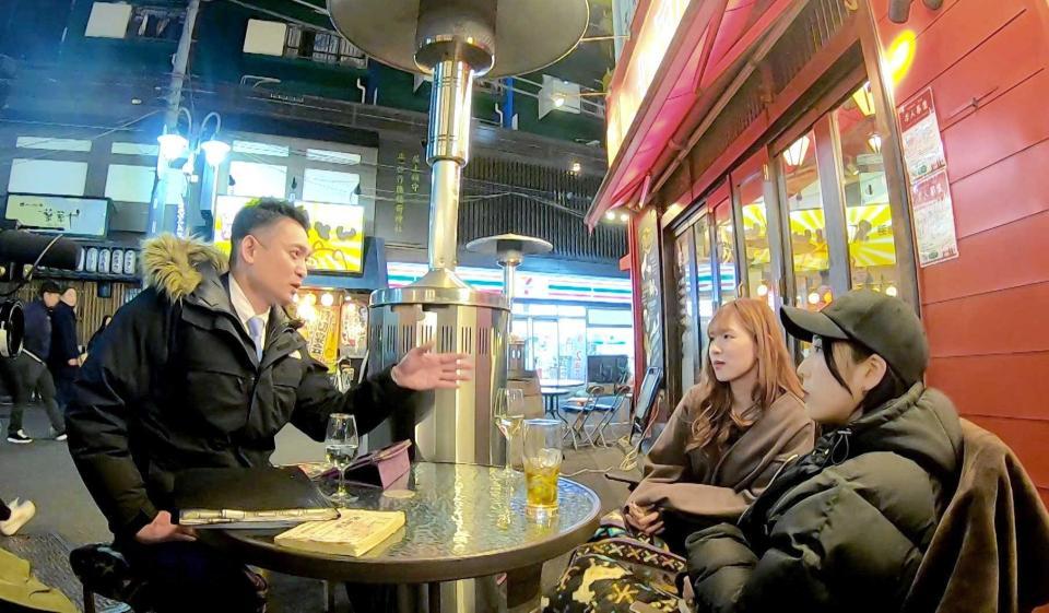 　街の一般人を占う木下レオン（左）　