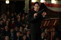 ハーモニカ倶楽部の定期演奏会で作曲者として指揮をとる裕一（窪田正孝）