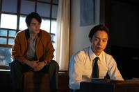 裕一（窪田正孝・右）はガキ大将だった鉄男（中村蒼）と再会