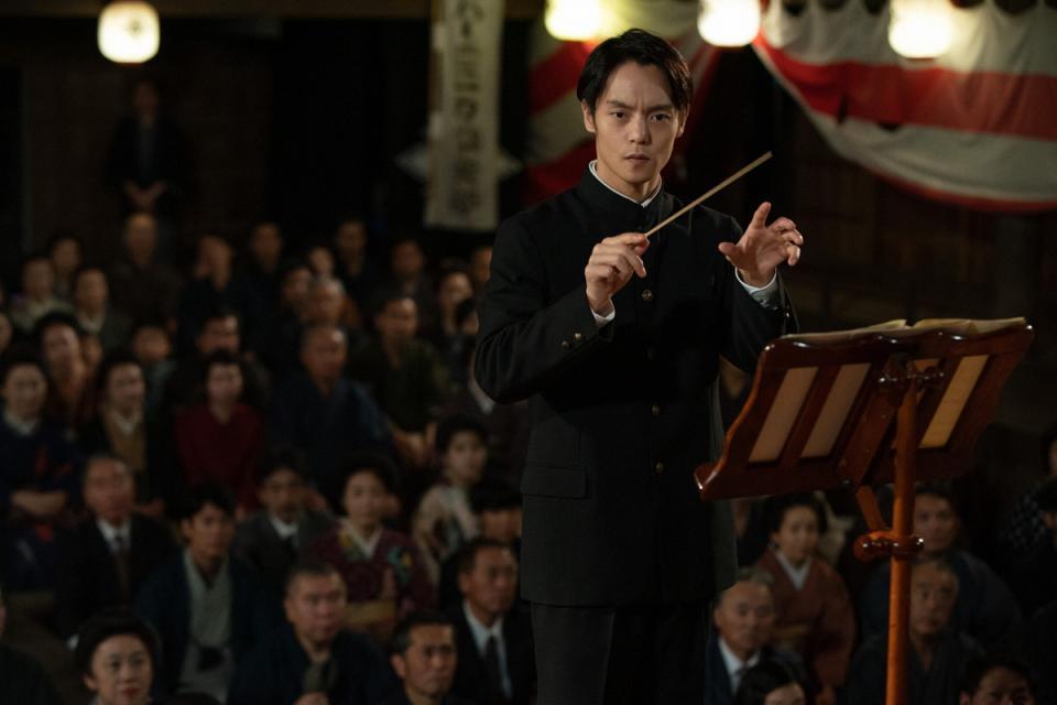 ハーモニカ倶楽部の定期演奏会で作曲者として指揮をとる裕一（窪田正孝）