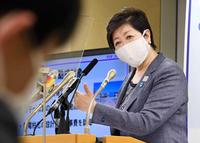 　記者の質問に答える東京都の小池百合子知事＝東京都庁