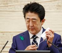 　記者会見前にマスクを外す安倍首相＝首相官邸