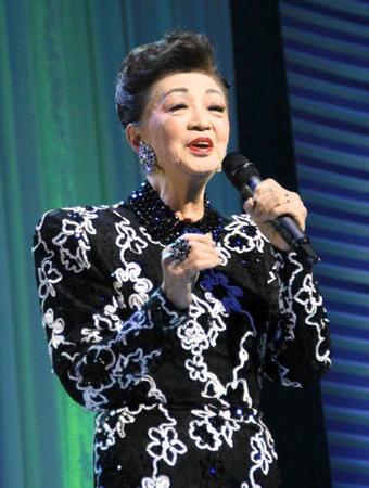 　「第３７回日本歌手協会歌謡祭」で熱唱する築地容子さん＝２０１０年１０月