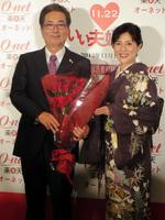 「いい夫婦　パートナー・オブ・ザ・イヤー」に選ばれた大和田獏（左）と岡江久美子夫妻＝２０１３年１１月１２日