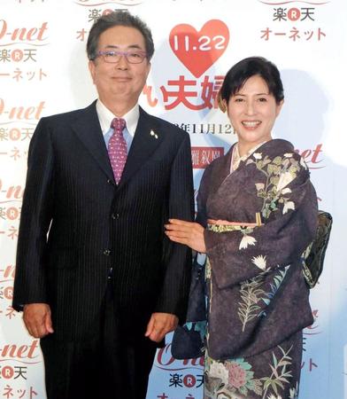 　「いい夫婦　パートナー・オブ・ザ・イヤー」に選ばれた大和田獏、岡江久美子さん夫妻＝２０１３年１１月