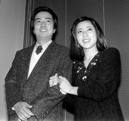 大和田獏（左）との婚約を発表した岡江久美子さん＝１９８３年１月