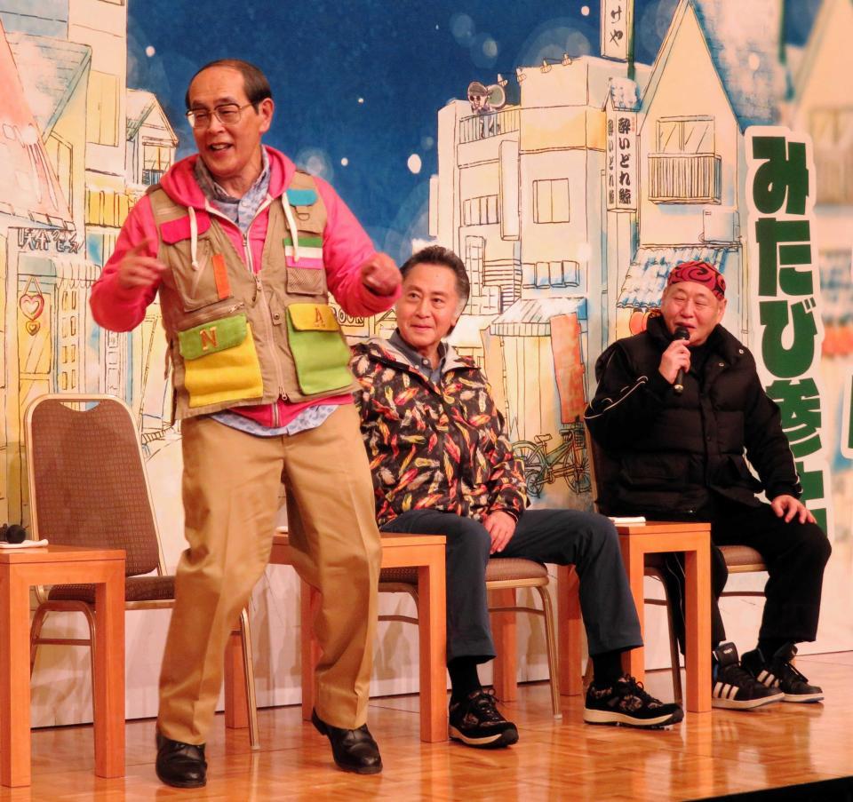 　共演の北大路欣也（中央）、泉谷しげる（右）が見守る中、劇中で急きょ取り入れたＰＰＡＰを披露する志賀廣太郎さん＝２０１７年１月