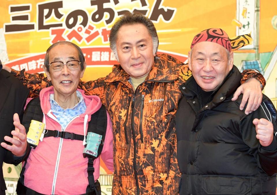 　ドラマ「三匹のおっさん」制作発表で肩を組む（左から）志賀廣太郎さん、北大路欣也、泉谷しげる＝２０１７年１２月