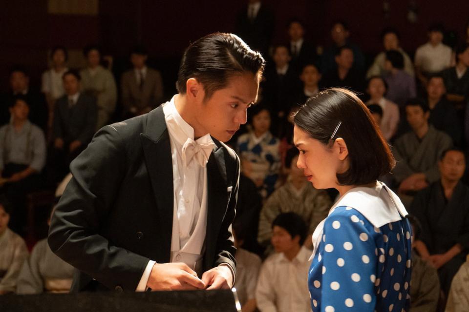 演奏会で、音（二階堂ふみ・右）をサポートする裕一（窪田正孝）
