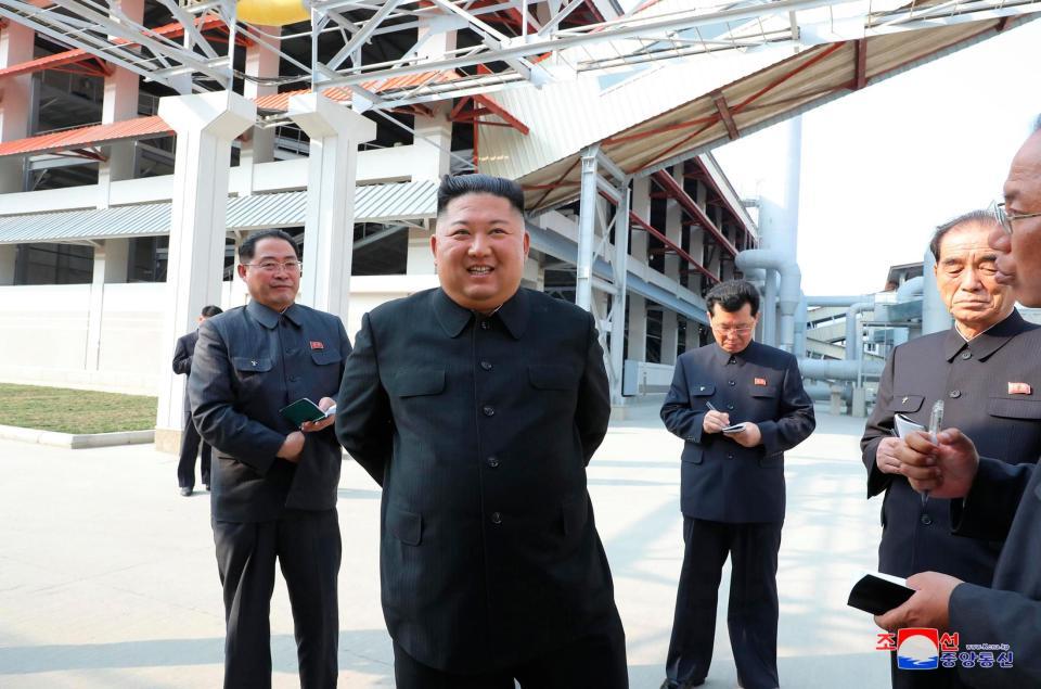 １日、北朝鮮・順川で完工した肥料工場を見て回る金正恩朝鮮労働党委員長（朝鮮中央通信＝共同）