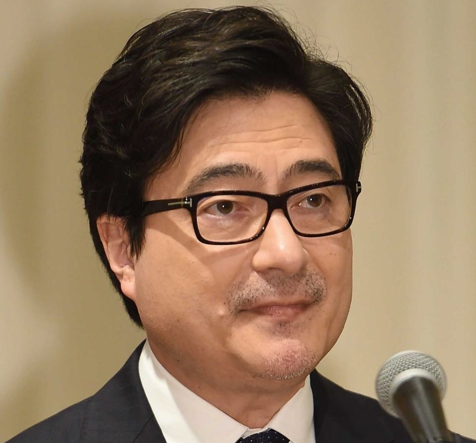 　ジョン・カビラ