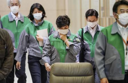 　東京都の新型コロナウイルス感染症対策会議に臨む小池百合子知事（中央）ら＝５日午後、東京都庁