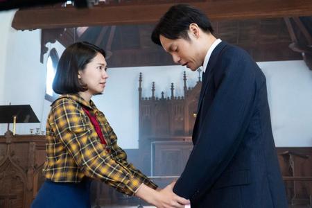 音（二階堂ふみ・左）は裕一（窪田正孝）に語りかける