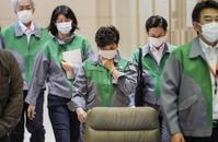 　東京都の新型コロナウイルス感染症対策会議に臨む小池百合子知事（中央）ら＝５日午後、東京都庁