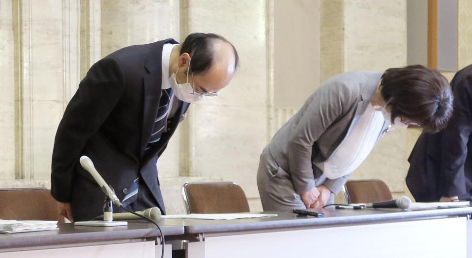 　個人情報の誤掲載について、記者会見で謝罪する愛知県の吉田宏保健医療局長（左）ら＝５日午後、愛知県庁
