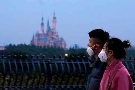 　１月２４日、中国・上海ディズニーランド付近を歩く訪問客（ロイター＝共同）