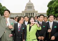 日本新党時代、小池百合子氏（中央）らと登院した中田宏氏（左端）＝１９９３年８月５日　