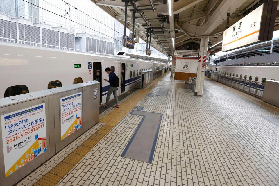 　大型連休最終日、閑散とするＪＲ東京駅の東海道新幹線のホーム