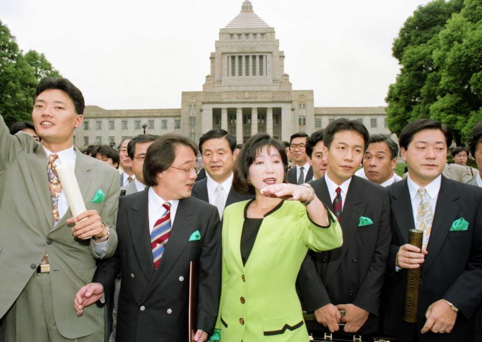 日本新党時代、小池百合子氏（中央）らと登院した中田宏氏（左端）＝１９９３年８月５日　