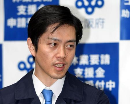 会見する、大阪府の吉村洋文知事＝８日、大阪府庁