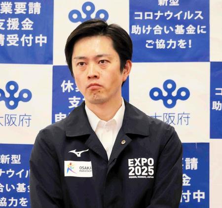 　ノーネクタイのクールビズで会見に臨んだ吉村洋文知事＝大阪府庁