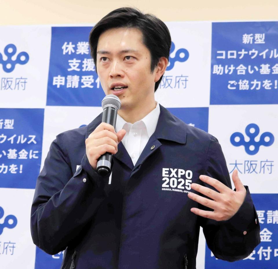 　ノーネクタイのクールビズで会見に臨んだ吉村知事＝１２日、大阪府庁