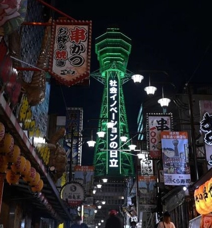 緑色にライトアップされた通天閣＝１４日、大阪市内（撮影・高部洋祐）