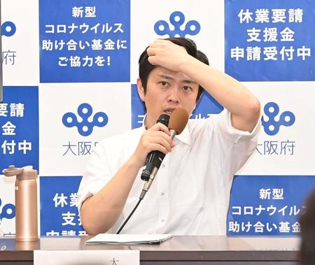 会見する大阪府・吉村洋文知事＝１４日夜、大阪府庁（撮影・高部洋祐）