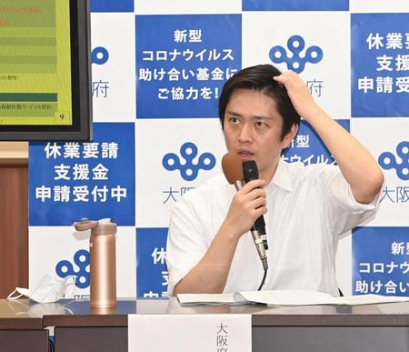 記者の質問に考え込む大阪府・吉村洋文知事＝１４日夕、大阪府庁（撮影・高部洋祐）