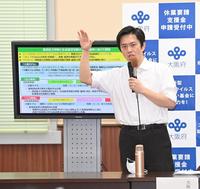 会見する大阪府・吉村洋文知事＝１４日夜、大阪府庁（撮影・高部洋祐）