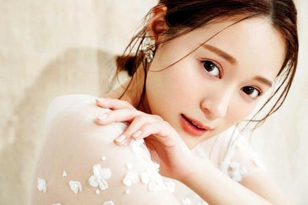 　新婚として「ＣａｎＣａｍ７月号」でウエディングドレス姿を披露するｃｈａｙ