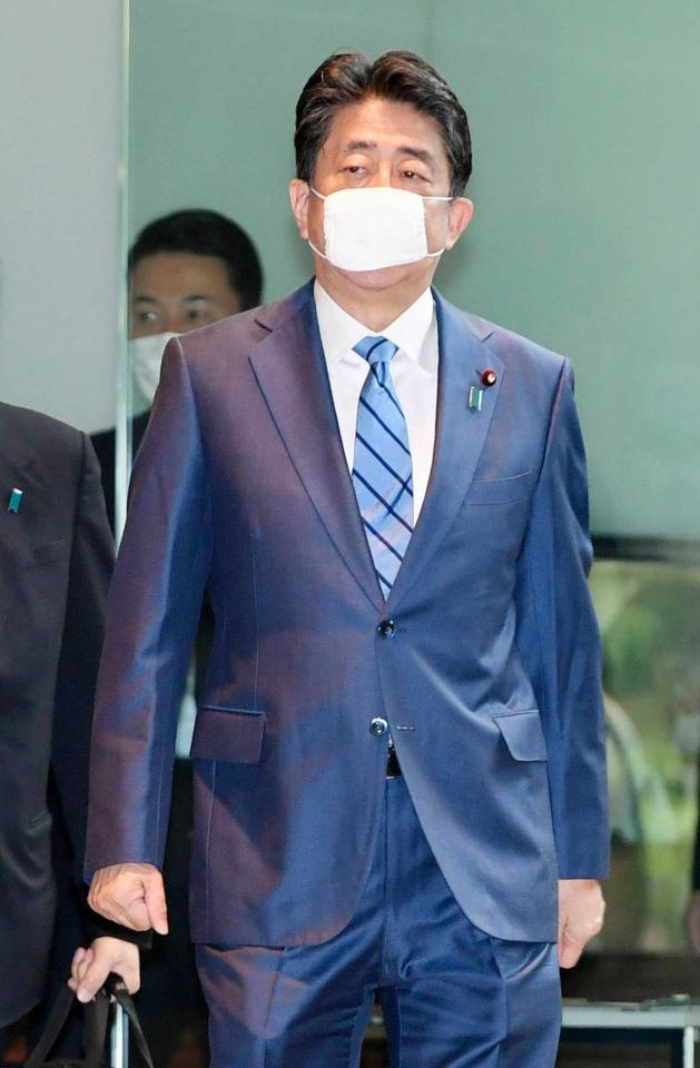 　首相官邸に入る安倍首相