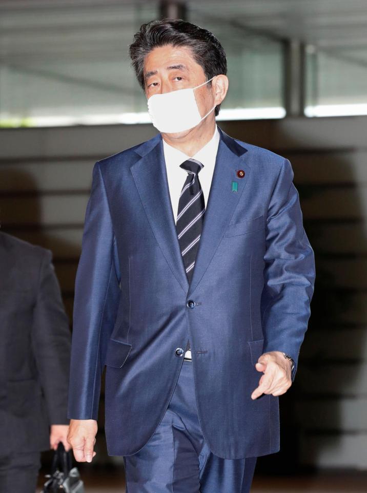 東京高検の黒川弘務検事長に関する質問に答えながら首相官邸に入る安倍首相＝21日午前