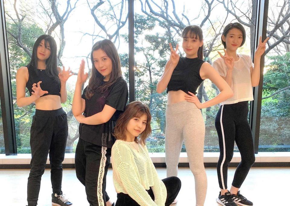 　「ダイナミック琉球」をカバーしたチューニングキャンディーの（左から）琴音、ゆうり、ソフィー、ＬＩＬＩ、愛子