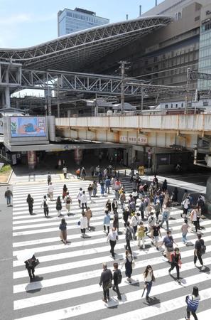 緊急事態宣言解除後初の週末で多くの人々が行き交うＪＲ大阪駅前（撮影・高部洋祐）
