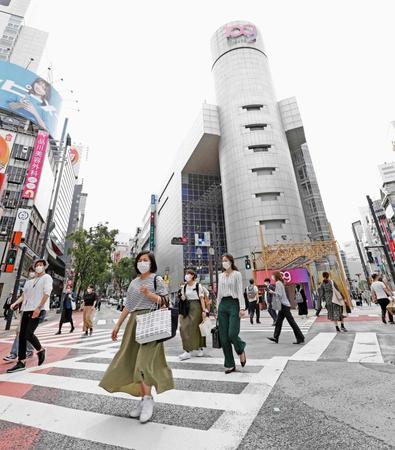 　マスク姿で東京・渋谷の交差点を歩く人たち