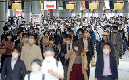 　緊急事態宣言解除から一夜明け、マスク姿で通勤する人たち＝東京・ＪＲ品川駅