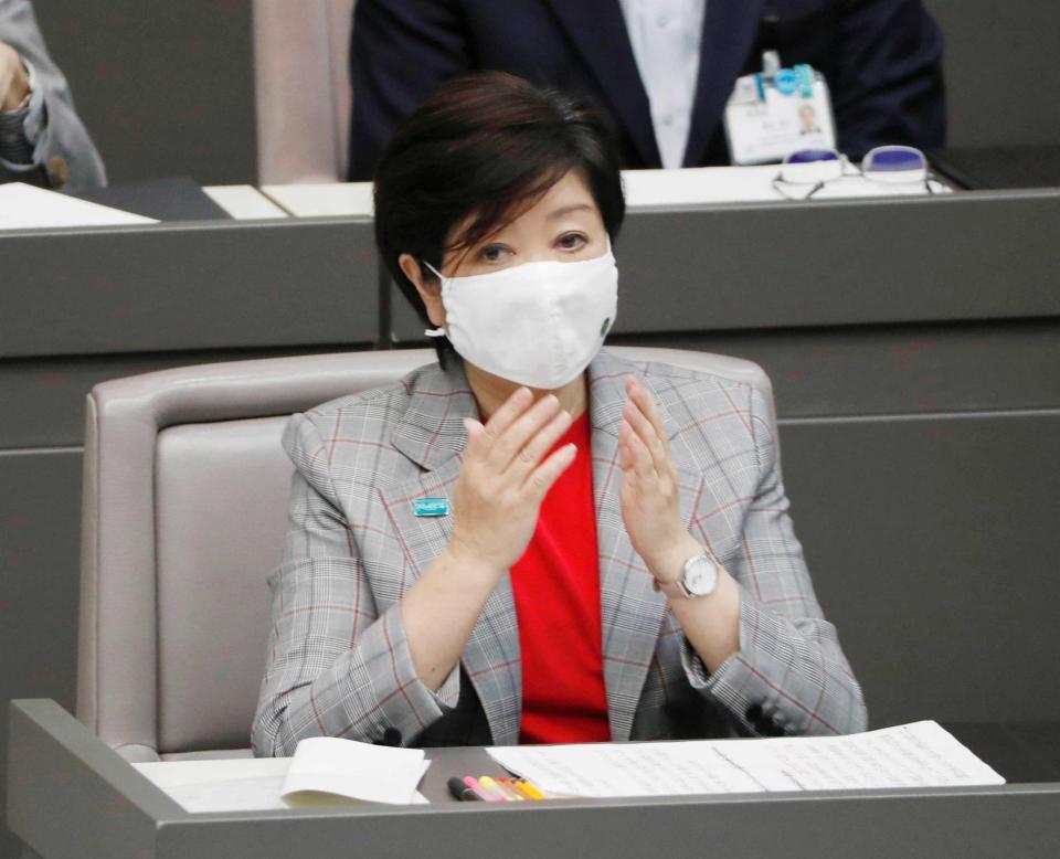 　東京都議会の定例会に臨む小池百合子知事＝２７日午後、東京都庁